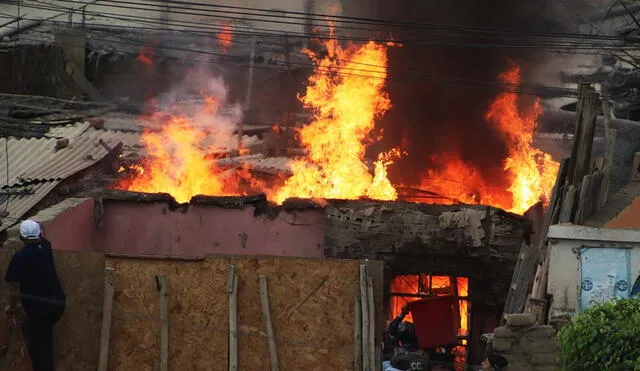 Vecinos trataron de sofocar llamas con baldes y bidones con agua. Foto: Municipalidad de Chao