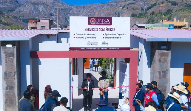 Rector de la UNSA y gobernador de Arequipa participaron este sábado de la inauguración de la sede. Foto: GRA