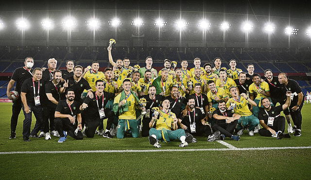 Festejo. Todo el plantel de la selección brasileña celebró la obtención de la medalla de oro en el Yokohama Stadium. Foto: difusión
