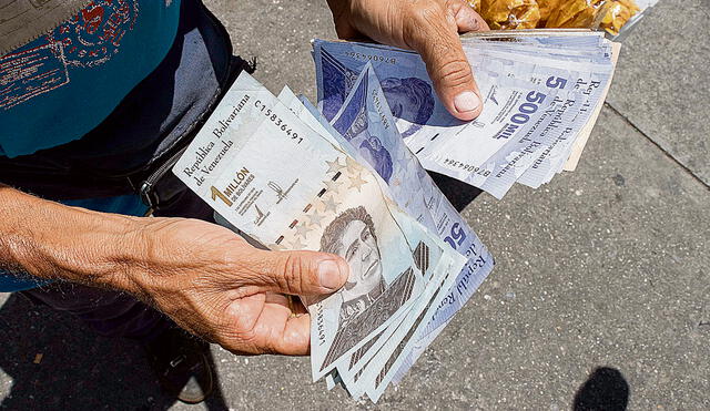 Cambio. En Venezuela ya han vivido en este siglo hasta tres veces un cambio en el cono monetario, mientras se multiplica el uso del dólar estadounidense. Foto: EFE