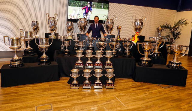 Lionel Messi sale posando con todos los trofeos que ganó en la institución azulgrana. Foto: Barcelona