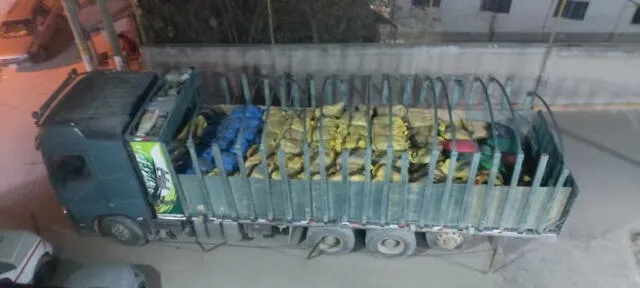 Camión fue detenido cerca de comisaría con sacos llenos de desecho mineral. Foto: PNP