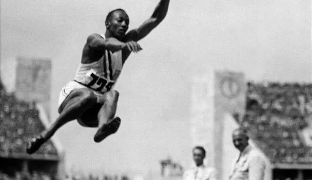 Jesse Owens ganó fama internacional al conquistar cuatro medallas de oro en Berlín 1936. Foto: EFE