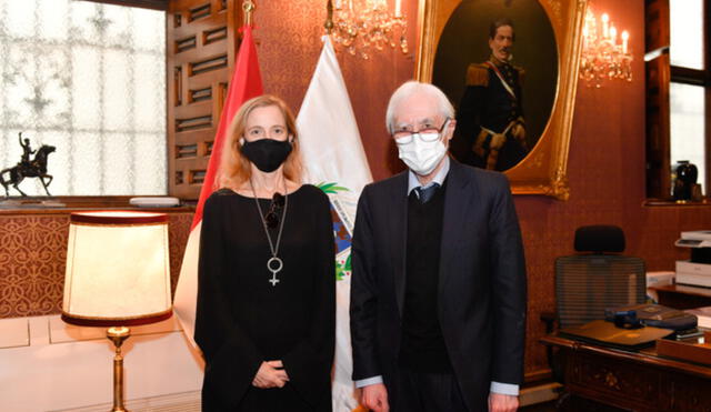 La embajadora estadounidense en Perú, Lisa Kenna, junto al canciller peruano Héctor Béjar. Foto: Ministerio de Relaciones Exteriores