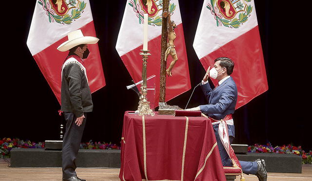 Los maestros. Pedro Castillo toma juramento a Juan Cadillo en la ceremonia de asunción de un ministerio que vigila personalmente. Foto: difusión