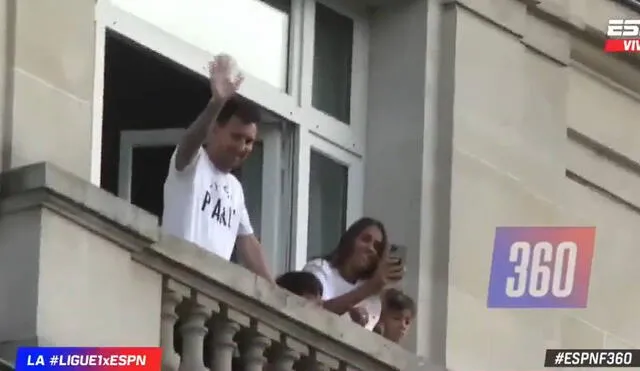 Lionel Messi junto a su familia presencia la cantidad de hinchas del PSG a las afueras del hotel donde se hospedan. Foto: captura ESPN