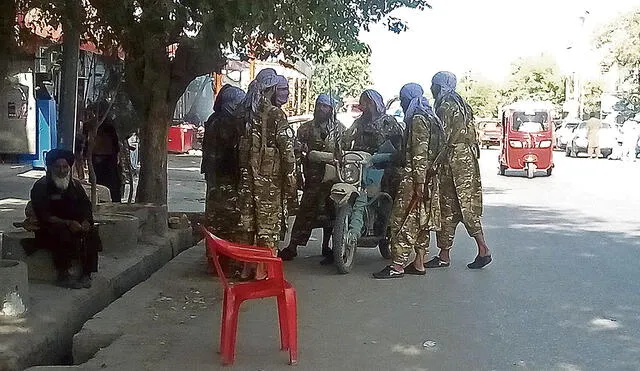 Terror. Rebeldes acaparan ciudades mediante las armas y repliegan a las fuerzas militares. Foto: AFP
