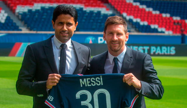 El presidente parisino posa junto a Lionel Messi, el flamante refuerzo del cuadro francés por las próximas dos temporadas. Foto: EFE