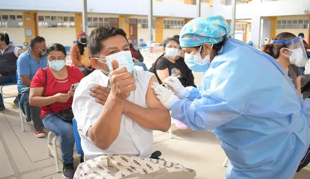Decenas de personas acuden desde tempranas horas a puntos de vacunación. Foto: Geresa.