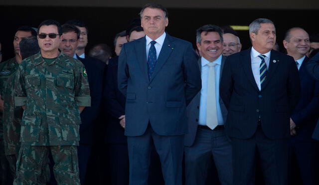 El mandatario brasileño, Jair Bolsonaro (c), ahora criticó al Congreso. Foto: EFE