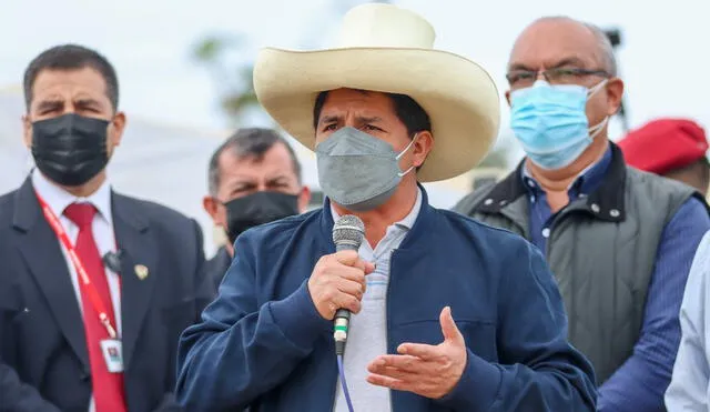 El presidente, Pedro Castillo, visitó este miércoles a los damnificados del sismo ocurrido en Piura. Foto: Presidencia