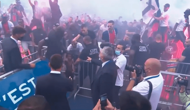 El argentino extendió la mano para saludar al pequeño que se encontraba cerca a la valla de seguridad. Foto: ESPN