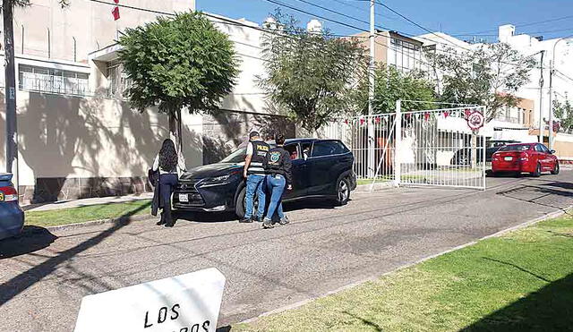 Operativo. Agentes de la DIVIAC acudieron a la casa de Fernanda Molina para su detención. Ella habría concertado entregar el dinero a los funcionarios.