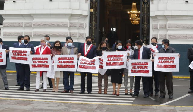 Los parlamentarios portaron pancartas con el mensaje "¡Rechazo al golpe parlamentario!". Foto: Carlos Félix - GLR