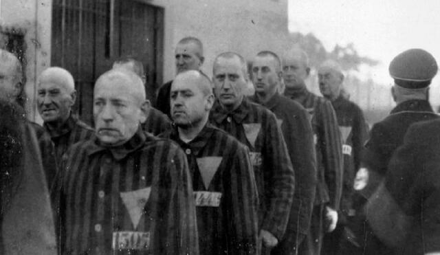 Prisioneros uniformados con insignias triangulares bajo la guardia nazi en el campo de concentración de Sachsenhausen, Alemania, en 1938. Foto: United States Holocaust Memorial Museum