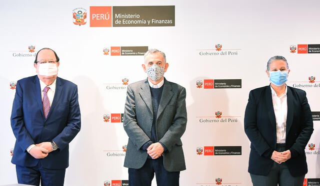 Julio Velarde (presidente del BCR), Pedro Francke (titular del MEF) y Socorro Heysen (presidenta de la SBS). Foto: Twitter MEF