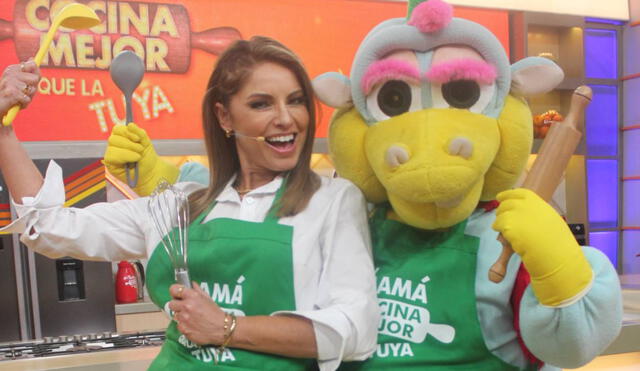 Ricardo Bonilla 'Timoteo' junto a Karina Rivera en el set de Mi mamá cocina mejor que la tuya. Foto: difusión