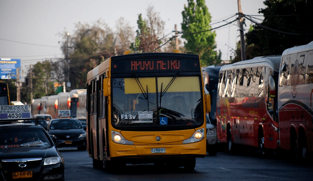 El chofer del bus, apuñalado por uno de los asaltantes, fue llevado al hospital. Foto: Agencia Uno