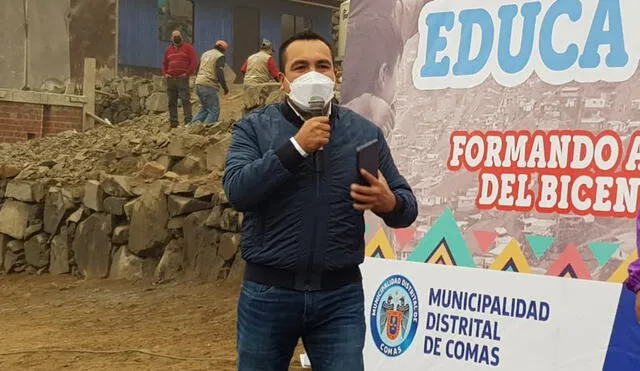 El alcalde de Comas, Raúl Díaz, entregó tablets a niños de extrema pobreza en favor de la educación. Foto: Deysi Portuguez/URPI-LR
