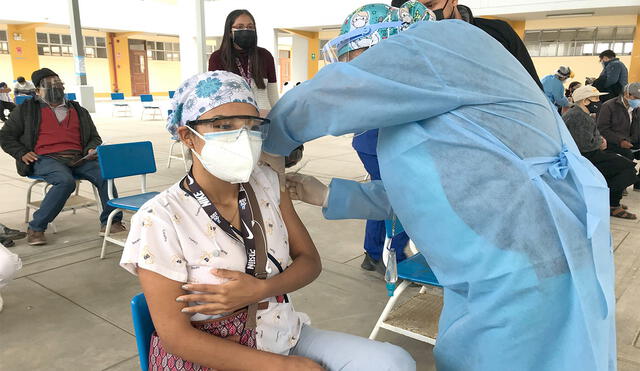 Personal de salud fue el primero en recibir vacuna Sinopharm en Lambayeque. Foto: Geresa.