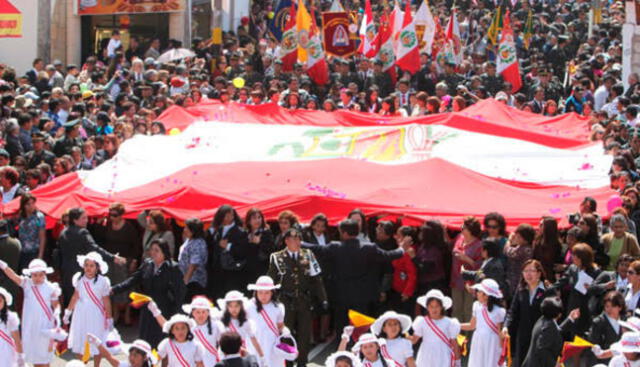 Solo las mujeres eran las responsables de cargar el símbolo patrio en su recorrido por las principales calles de Tacna. Foto: archivo/La República