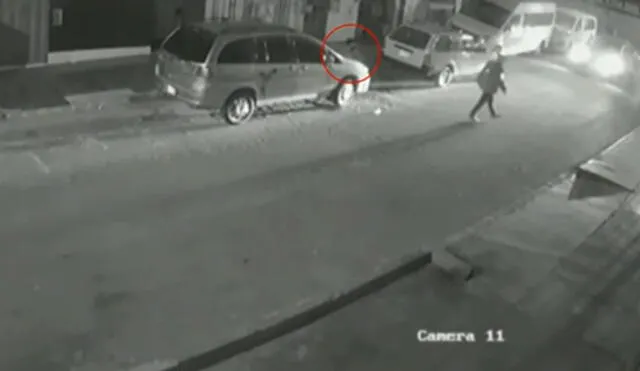 Delincuentes roban autopartes de autos a pocos metros de la Comisaría Pascana. Foto: Latina Noticias