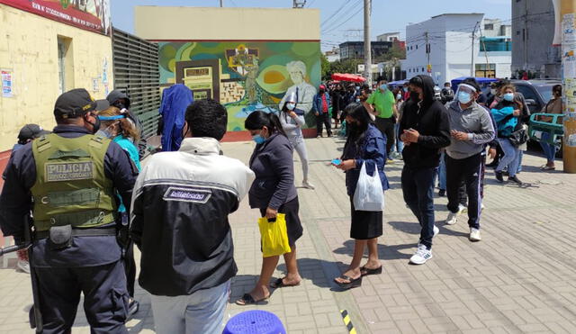 Durante este sábado y domingo se aplicarán primeras dosis a las personas mayores de 41 años de edad. Foto: La República