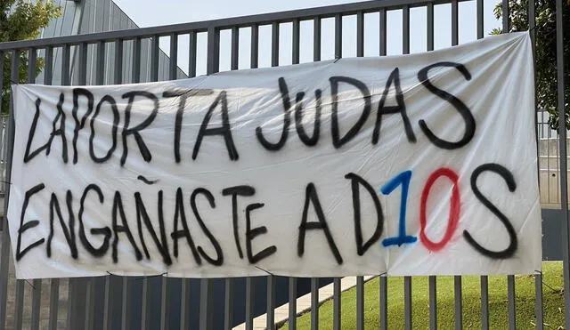 Hinchas de Barcelona se manifiestan en contra de Joan Laporta tras la salida de Messi al PSG. Foto: twitter/Fernando Palomo