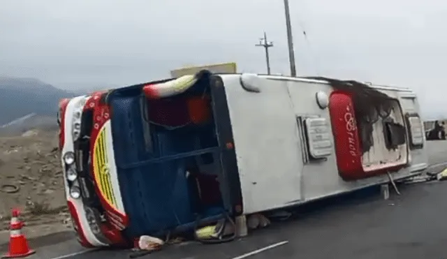 Ómnibus quedó de costado a un lado de la carretera Panamericana Norte. Foto captura video Tele Tres