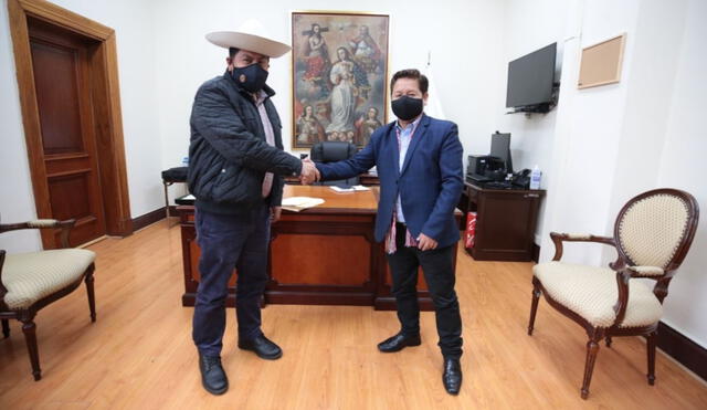 Guido Bellido y Carlos Rua, gobernador regional de Ayacucho y presidente de la Asamblea Nacional de Gobiernos Regionales. Foto: PCM