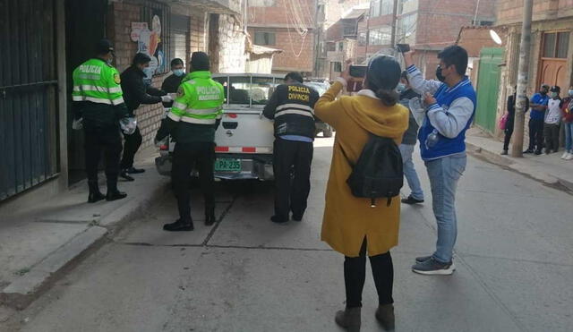 Policías llegaron hasta el inmueble y retiraron el cuerpo. Foto: Cortesía ADN Perú