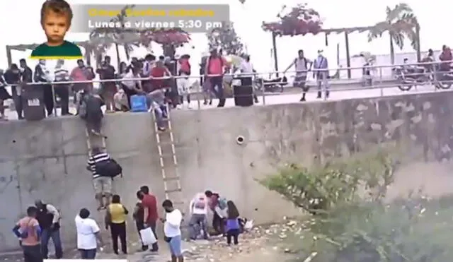 Los llamados "coyotes" crean puentes artesanales o colocan escaleras para el pase de migrantes. Foto: captura de Punto Final
