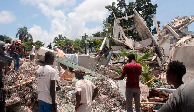 La gente busca sobrevivientes entre los escombros después del terremoto de magnitud 7.2 en Haití. Foto: EFE