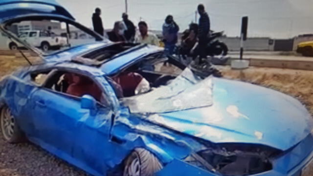 Totalmente destrozado quedó el automóvil tras dar vuelta de campana. Foto: captura Facebook Hoy Noticias