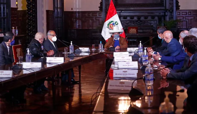 Pedro Castillo, acompañado del ministro de Justicia, Aníbal Torres, sostuvo una reunión con directivos de diversos medios de comunicación en Palacio de Gobierno. Foto: Presidencia