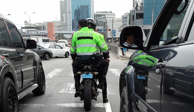 La motocicleta negra de placa 4323-BM tiene a bordo a dos policías uniformados. Foto: WhatsApp de La República