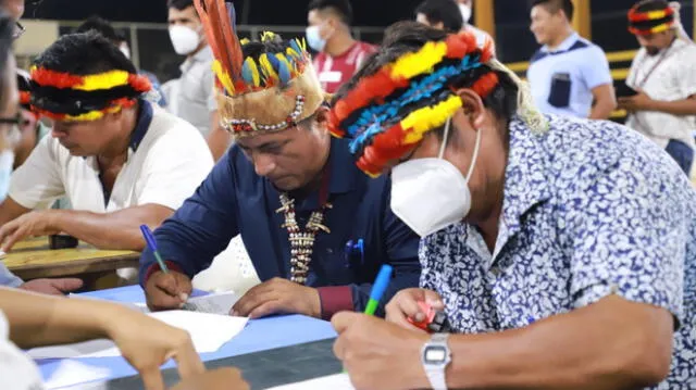 Firma del acta con67 acuerdos entre las 13 comunidades nativas y el Estado.