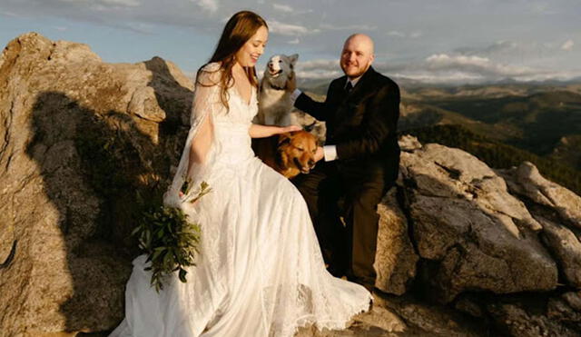 Una pareja realizó una íntima ceremonia en una montaña para festejar su matrimonio; sin embargo, no imaginaron que iban a tener a dos perritos como invitados. Foto: Rachel Franco