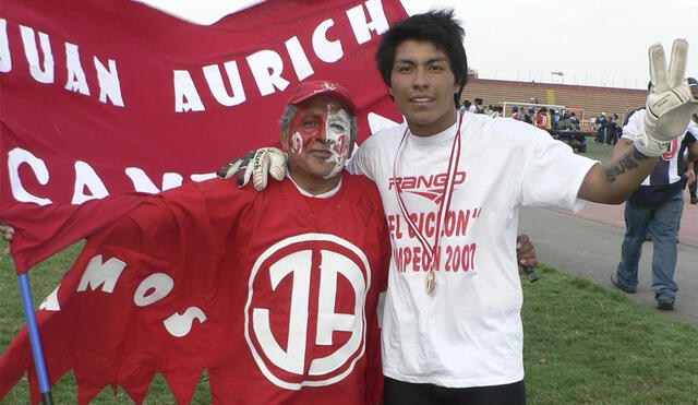 ‘Águila Roja’ junto al arquero Exar Rosales en el ascenso del 2007. Foto: Facebook: José Neyra