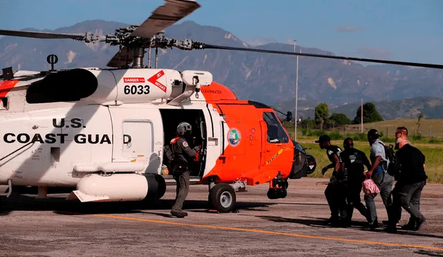 En las últimas horas, el equipo estadounidense ha trasladado a 40 heridos en estado crítico a hospitales de la capital haitiana, Puerto Príncipe. Foto: EFE