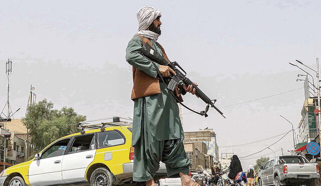 Armados. En Afganistán hay una tensa calma de la mano de los talibanes que custodian las calles. Foto: EFE