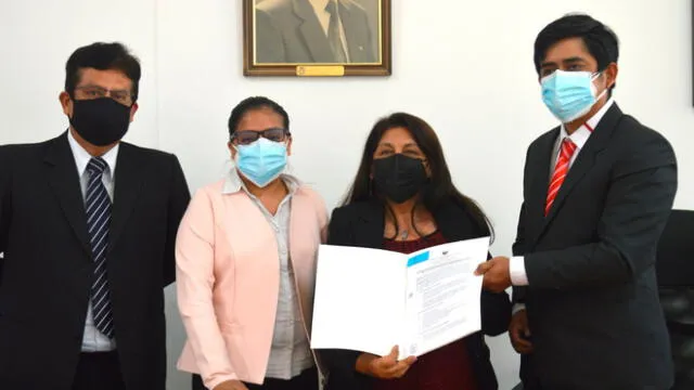 Rectora de la UNPRG, Olinda Vigo y empresario Segundo Ríos firmaron convenio para certificar laboratorios. Foto: UNPRG.