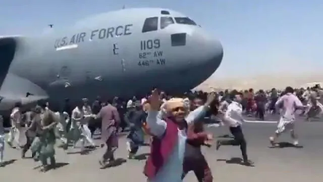 La Fuerza Aérea de EE. UU. señaló que revisará todos los videos que circulan en las redes sociales del avión de transporte C-17, al cual cientos de personas persiguieron. Foto: captura de BBC
