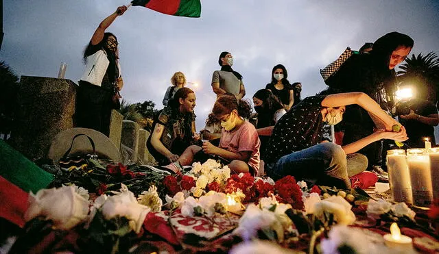 Vigilia. En la ciudad de Los Ángeles rindieron honores a las víctimas mortales afganas. Foto: EFE