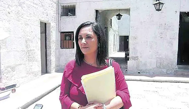 Se complica. Rosa Vallejos, según declaración de implicada, pidió soborno de S/ 25 000 para agilizar pago a favor de empresa.