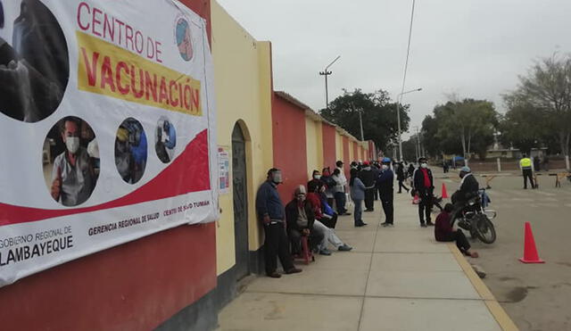 Muchas personas esperaron por varias horas hasta que se les comunicó que no podrían ser vacunadas. Foto: Municipalidad de Tumán