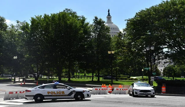 La policía del Capitolio de EE. UU. bloquea una calle durante una investigación de una posible amenaza de bomba cerca del Capitolio de EE. UU. Foto: AFP