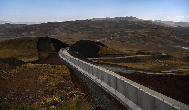 Ya se han levantado 156 km en la frontera con Irán, que tiene más de 500 km de largo, y se están reforzando las patrullas. Una vez terminado será el tercero más largo del mundo. Foto: OZAN KOSE - AFP