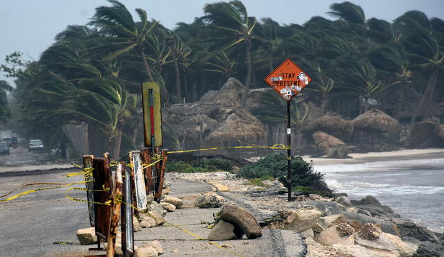 Vista de una avenida después del paso del huracán Grace a través de la costa de Tulum, estado de Quintana Roo, México. Foto: AFP