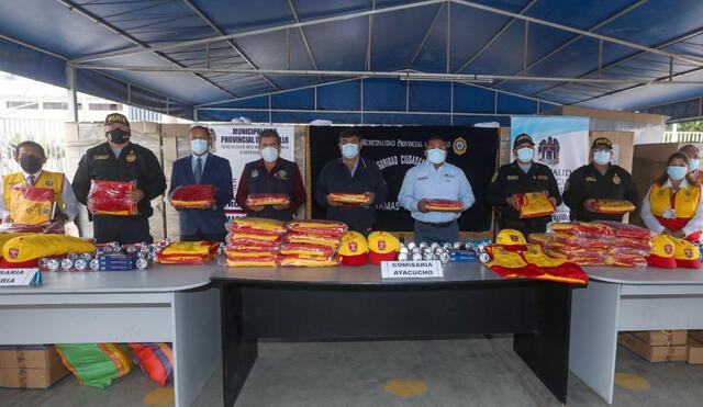 Comuna de Trujillo hizo entrega de 1.400 equipos para las Juntas Vecinales de Seguridad. Foto: Prensa MPT